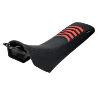 Černočervené sedlo Regia pro Gilera RCR, SMT a Derbi Senda DRD, X-Treme (2003–2012)